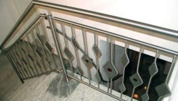 Treppengeländer aus V2A Edelstahl mit Schmuckfüllstäben