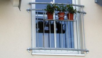 Absturzgeländer, französischer Balkon verzinkt angerundet mit Blumengitter