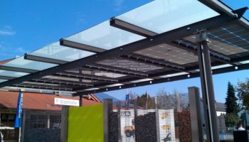 Carport mit teiltransparenten Solarmodulen und Glas eingedeckt