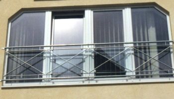 Absturzgeländer, französischer Balkon verzinkt mit Kreuz und Glaseinsatz