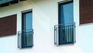 Absturzgeländer französischer Balkon Flachstahl pulverbeschichtet mit V2A Edelstahl Handlauf