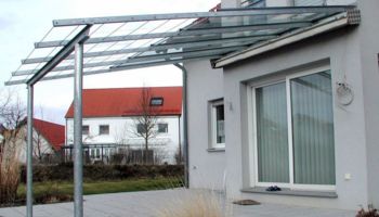 Terrassenüberdachung verzinkt mit Seilspannung zum Beranken  zum Beranken von Kletterpflanzen